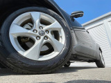 【純正アルミホイール】外観にマッチした純正アルミホイールを装着しております。各種社外アルミホイールや、スタッドレスタイヤも取扱いしております。是非ご相談ください♪