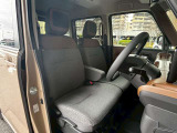 窮屈を感じさせない運転席周りになっています!