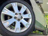 【純正18インチアルミホイール】外観にマッチした純正アルミホイールを装着しております。各種社外アルミホイールや、スタッドレスタイヤも取扱いしております。是非ご相談ください♪