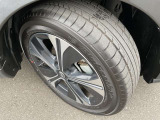 純正17インチのアルミホイールを装着しています