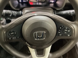 ハンドルにHondaセンシング系のクルーズコントロールやレーンキープアシストなどのスイッチと、オーディオの操作スイッチが装備されています。ハンドルから手を離さず安全に操作できます。
