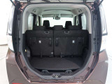 後部座席を倒せば大きな荷物も楽に積めます。
