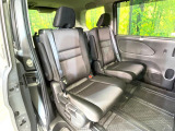 後部座席も気になるようなキズ・汚れやへたり等、大きなダメージはなく、良好な状態です。