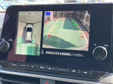 アラウンドモニター、上空から見下ろしているかのような映像をディスプレイに映し出し、スムースな駐車をサポートします。さらに、人や自転車など周囲に動くものがいる場合には、表示とブザーで注意を促します。