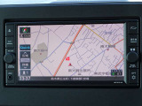 【ナビ】メモリーナビ(MJ120D-W)付きです。目的地を設定すれば初めての場所でも簡単に行くことができます。もちろん音楽だって聴けちゃいます♪