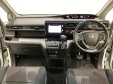 車内は光触媒抗菌消臭施工済です。スタイリッシュなデザインでスポーティなインパネ周りを演出します。グローブボックスやカップホルダーのほかにトレーなどたくさんの収納スペースが付いています。