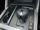 シフトレバー左側に、前二席分のドリンクホルダーを備えています。
