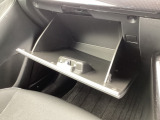 間口も広く入れやすいグローブボックスです!色々収納できますね!