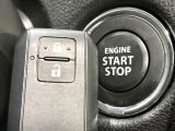 【キーレススタートシステム】カバンやポケットに入れたままでもドアの施錠・解錠が可能なスマートキーを装備。エンジンのオン・オフ時もカギを取り出す必要が無いからとっても便利です♪