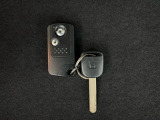 【スマートキー】持っているだけでエンジン始動や、ドアロックの開閉まで出来ちゃう賢く便利なスマートキーを装備!イモビライザーでセキュリティー対策もOK!