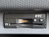 【ETC】有料道路を利用する際に料金所で停止することなく通過できる、ETC車載器(ノンストップ自動料金収受システム機器)が装備されています。セットアップを行うことで利用可能になります。