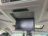 【12.8型フリップダウン】大画面モニターで後席でもエンタメをお楽しみいただけます。家族や友人とお出かけする機会が多い方に大人気です♪
