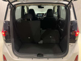 後部座席は分割でシートをたおすことができます。大きな荷物、ゴルフバックも積めます。上質で広々とした室内だから、みんなが心地よく車内で快適に過ごせます♪