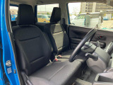 【フロントシート】高めのヒップポイントで見晴らしが良く、運転もしやすいですよ◎運転席アームレストがついているので長距離運転時の疲労軽減になりますよ◎