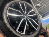 【純正18インチアルミホイール】外観にマッチした純正アルミホイールを装着しております。各種社外アルミホイールや、スタッドレスタイヤも取扱いしております。是非ご相談ください♪