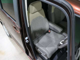 程よい硬さとホールド性が高いシートで長時間運転も快適です。
