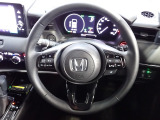 ハンドル左側にはオーディオ操作が出来るオーディオリモートコントロールスイッチ、右側にはHonda SENSINGとオートクルーズコントロールのスイッチを装備!