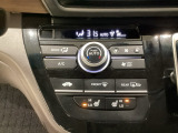 セレクトレバーの左側にプラズマクラスター付き・オートエアコンがついてますので簡単操作で快適に過ごせます。シートヒータースイッチ内蔵で前席の左右別々にHiとLoの2段階で温度設定ができます。
