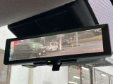 スマートルームミラーが付いております。後席に人が乗車した時や沢山の荷物を積んだ時もバックミラーの視界が遮られる事無く見えるので便利です♪