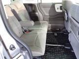 リアシートは足元も広々していて足を組めるほど余裕があります!又背もたれを左右別々に倒せるので長い物でも積めます。