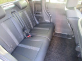 リアシートは足元も広々していて足を組めるほど余裕があります!又背もたれを左右別々に倒せるので長い物でも積めます。