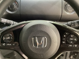 ハンドルにHondaセンシング系のクルーズコントロールやレーンキープアシストなどのスイッチが装備されています。ハンドルから手を離さず安全に操作できます。