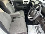 乗り心地の良いフロントシートです。足回りも広々としておりますので、長時間の運転も疲れづらいですよ。