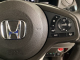 ハンドルにHondaセンシング系のクルーズコントロールやレーンキープアシストなどの操作スイッチが装備されています。ハンドルから手を離さず安全に操作できます。