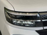 【LEDヘッドライト】悪天候や夜間走行時も良好な視界を確保し安心して運転できる高輝度LEDヘッドライトを装備!点灯速度が早く、消費電力も抑えられています。