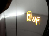隣車線を走る車両をレーダーで検知し、ドアミラーでは確認しにくい後側方エリアに存在する車両に加え、急接近してくる車両も検知します。車両を検知するとドアミラーに搭載されたLEDインジケーターが点灯します。