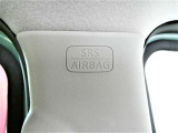 【SRSカーテンエアバッグ】車両側面から強い衝撃を受けたとき、衝撃を受けた側のSRSカーテンエアバッグが瞬時に膨らみ、乗員の主に頭部にかかる衝撃を緩和するシステムです☆