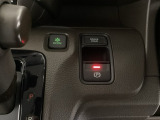 セレクトレバーの右に電子制御パーキングブレーキがあります。スイッチひとつで、停車した地点の傾斜などをシステムが検知・判断してブレーキ力を自動的に最適制御し、しっかり停車できるパーキングシステムです。