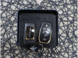 【付属品】プッシュボタンでエンジン始動やスライドドア・バックドアの操作が可能なスマートキーが付いています。