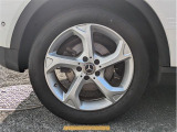 純正18インチアルミホイール。