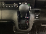 CVT車のセレクトレバーです。低速から高速まで、変速ショックのないスムーズな走りを実現するとともに、エンジン効率のよい領域を維持することで燃費にも貢献します。