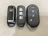 スマートキー付きですからドアロックの開閉およびエンジンスタートが楽々です。電動スライドドアの開け閉めもボタンで操作できます。加えて、純正リモコンエンジンスターター用の操作キーもついています。