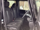 フロントシートはベンチシートです。ベンチシ―トは運転席と助手席の移動もスムーズ!狭い駐車場での乗り降りに便利です。
