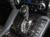 誤操作の少ないゲート式シフトレバーを装備しております。