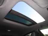 サンルーフ付きです。昼は気持ちよい風を取り入れたり、シェードを開けておくことにより車内が明るくなります。夜はシートを倒せば流れ星が流れたり星がたくさん見えるかも・・わくわくする装備ですね!