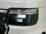【LEDヘッドライト】悪天候や夜間走行時も良好な視界を確保し安心して運転できる高輝度LEDヘッドライトを装備!点灯速度が早く、消費電力も抑えられています。