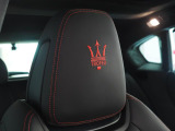 ヘッドレストにはトライデントの刺繍入り。