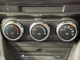 【オートエアコン】一度お好みの温度に設定すれば、車内の温度を検知し風量や温度を自動で調整。暑い&hellip;寒い&hellip;と何度もスイッチ操作をする必要はありません。快適な車内空間には必須の機能ですね♪