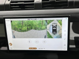 サラウンドカメラ(360&deg;カメラ) 車載のカメラを駆使し、車を真上から見下ろしている映像に変換、センターディスプレイに表示させ、安全な駐車をサポート。縦列駐車や狭い場所への駐車に大きく役立ちます。