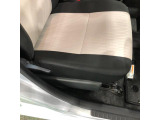痛みの出やすい運転席シートの角、フロアマット、座面、ともに良好です