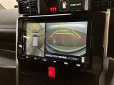 【パノラミックビューモニター&フロントビュー】見通しの悪い交差点やT字路などで車両の前方と左右方向の状況確認をする為に車両上方と前方カメラからの映像を同時に表示するので周りがハッキリ確認でき安心です
