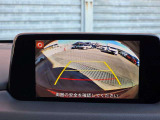 カラーで後方映像をモニターに映し出してくれるので、ショッピングモールのような狭い駐車場であったとしても障害物を見つけ、楽々駐車することができますね。