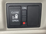 左側電動スライドドアは運転席からでも操作ができるように、ハンドル付近に開閉の操作スイッチが付いています。