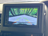 【バックカメラ】駐車時に後方がリアルタイム映像で確認できます。大型商業施設や立体駐車場での駐車時や、夜間のバック時に大活躍!運転スキルに関わらず、今や必須となった装備のひとつです!
