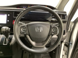 ハンドルにHondaセンシング系のクルーズコントロールやレーンキープアシストなどのスイッチと、オーディオの操作スイッチが装備されています。ハンドルから手を離さず安全に操作できます。