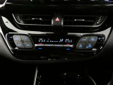 左右独立温度コントロールフルオートエアコンです。運転席、助手席それぞれで独立して温度設定ができます。冷え性の方が乗っても安心ですね♪